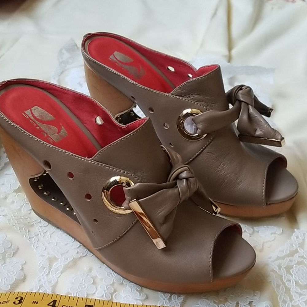Sold, Wedge sandal leather.